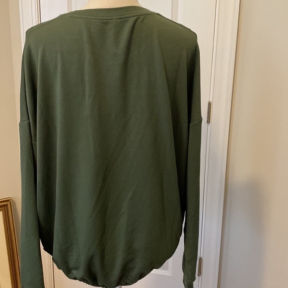 Fabletics women’s top three-quarter sleeves color is olive size extra large - Picture 2 of 9